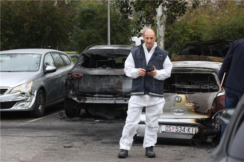 U požaru oštećeno sedam automobila