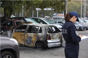 U požaru oštećeno sedam automobila