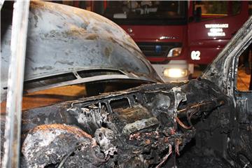 Kod Osijeka u požaru gotovo u potpunosti izgorio Mercedes, Mazda oštećena