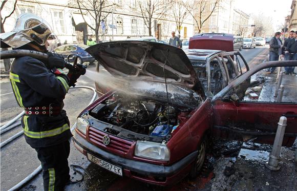 Netko je zapalio automobile kod Osijeka, uzrok požara nije tehnički kvar