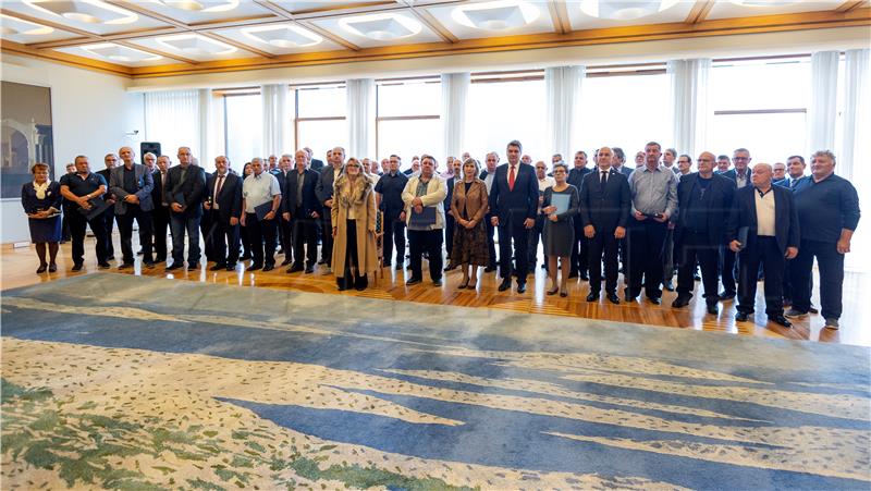 Milanović uručio odlikovanja dobrovoljnim darivateljima krvi