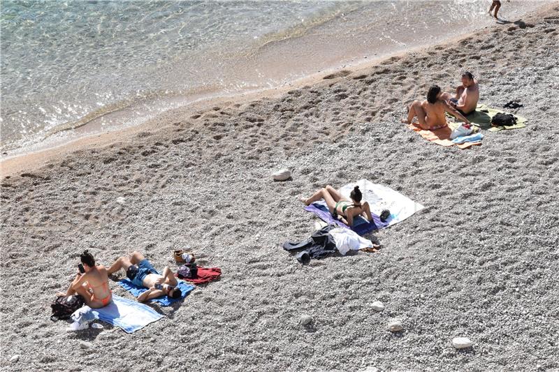 Kupači na dubrovačkoj plaži Banje