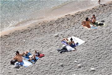 Kupači na dubrovačkoj plaži Banje