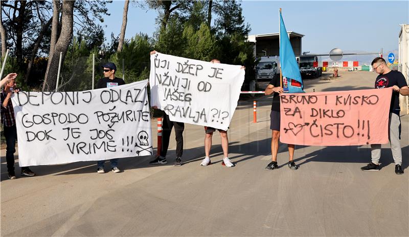 Održan prosvjed građana ispred zadarskog odlagališta otpada