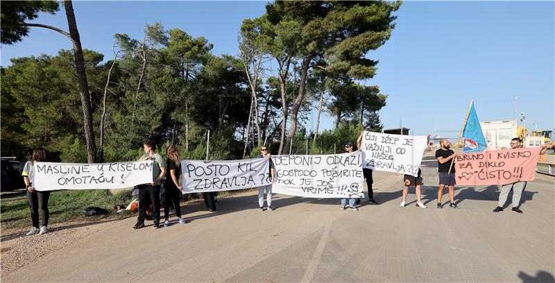 Održan prosvjed građana ispred zadarskog odlagališta otpada