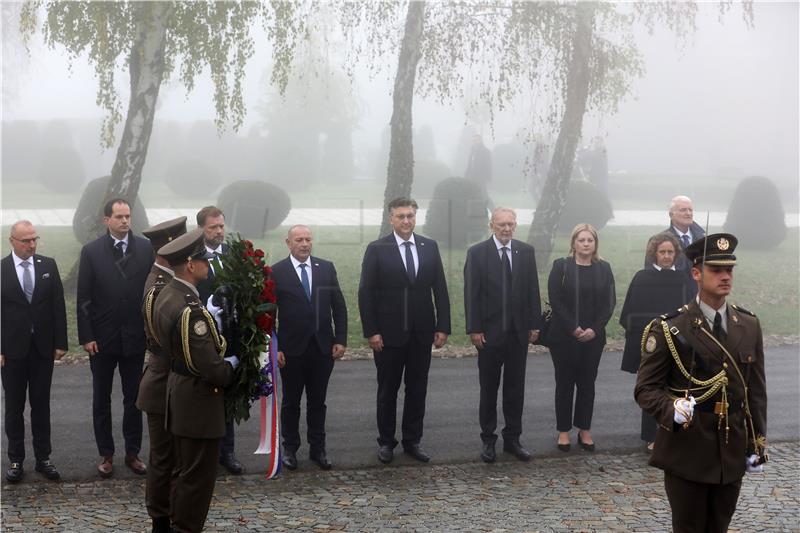 U prigodi Svih svetih premijer Plenković položio vijence na Mirogoju