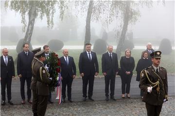 U prigodi Svih svetih premijer Plenković položio vijence na Mirogoju