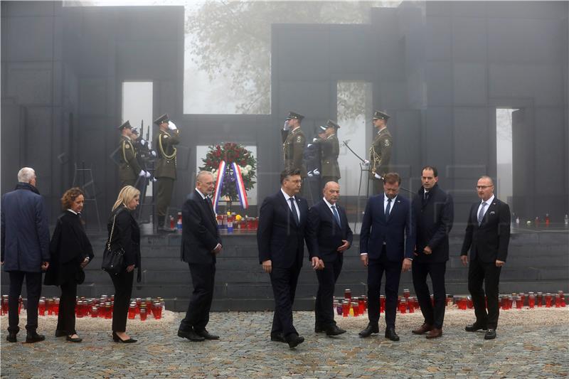 U prigodi Svih svetih premijer Plenković položio vijence na Mirogoju