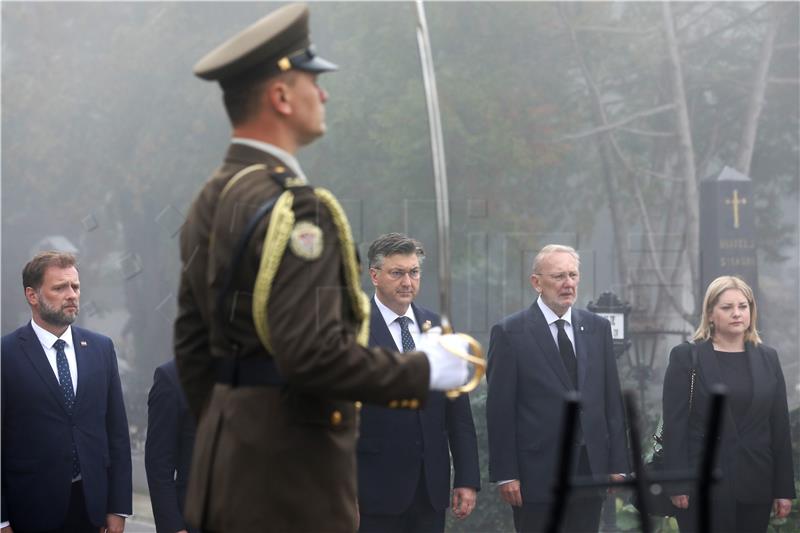 U prigodi Svih svetih premijer Plenković položio vijence na Mirogoju