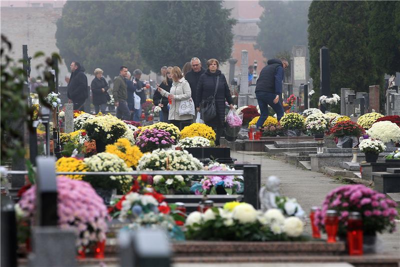 Na blagdan Svih svetih Osječani posjetili posljednja počivalista svojih najmilijih