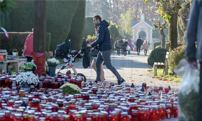 Brojni građani na blagdan Svih svetih na varaždinskom groblju