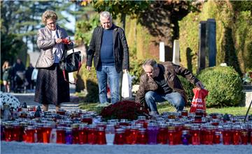 Brojni građani na blagdan Svih svetih na varaždinskom groblju