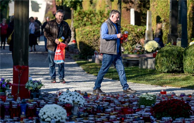 Brojni građani na blagdan Svih svetih na varaždinskom groblju