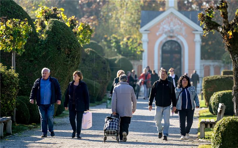 Brojni građani na blagdan Svih svetih na varaždinskom groblju