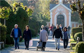 Brojni građani na blagdan Svih svetih na varaždinskom groblju