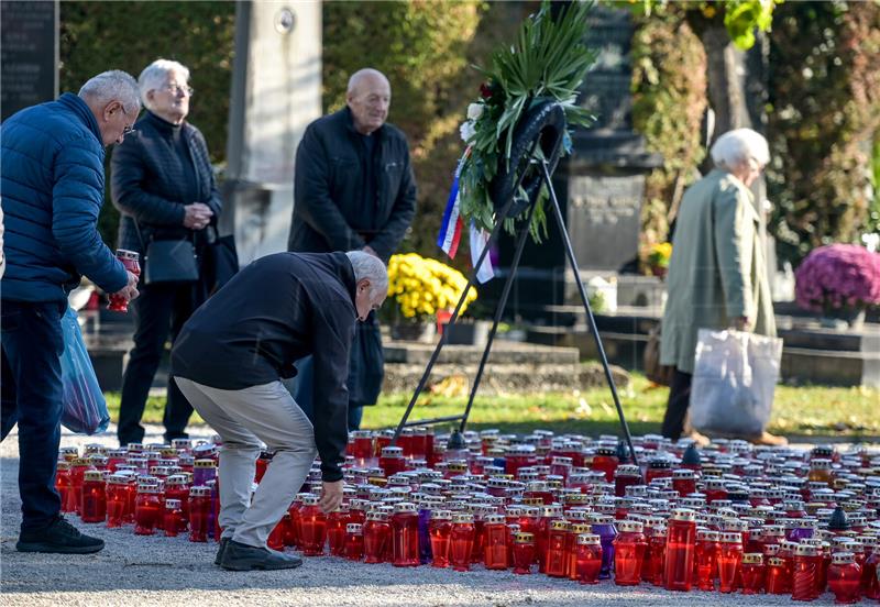 Brojni građani na blagdan Svih svetih na varaždinskom groblju