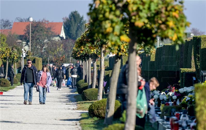 Brojni građani na blagdan Svih svetih na varaždinskom groblju