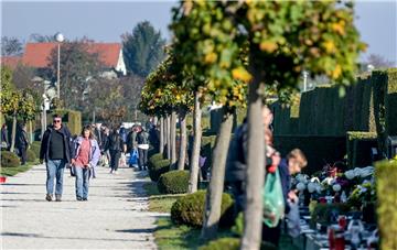 Brojni građani na blagdan Svih svetih na varaždinskom groblju