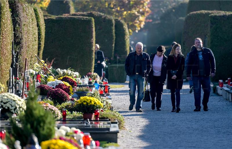 Brojni građani na blagdan Svih svetih na varaždinskom groblju