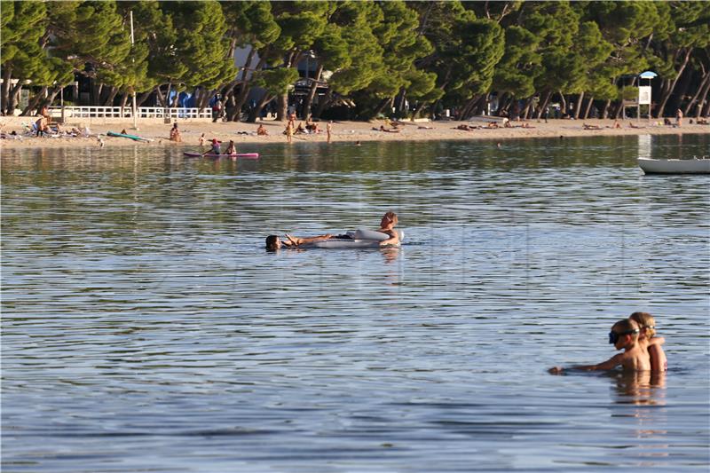 Prvi dan studenog na makarskim plažama