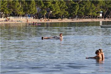 Prvi dan studenog na makarskim plažama