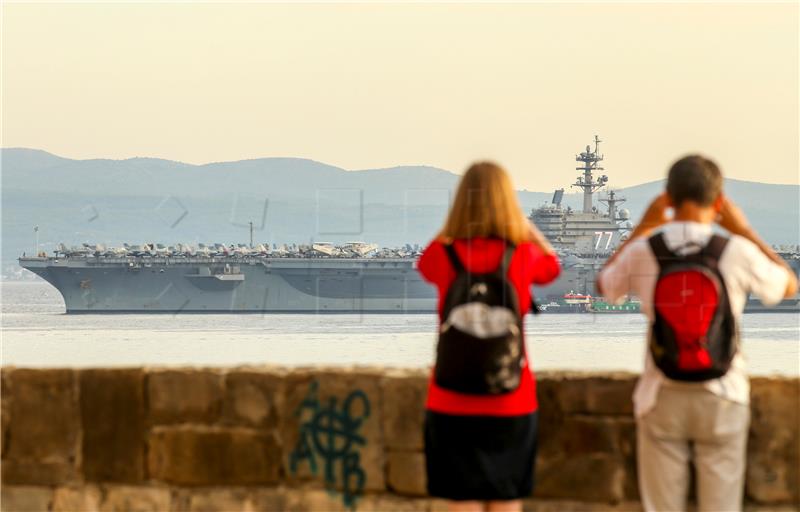 Američki nosač aviona USS George H.W. Bush uplovio pred splitsku luku