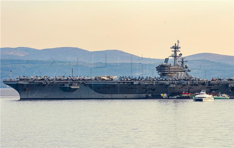 Američki nosač aviona USS George H.W. Bush uplovio pred splitsku luku