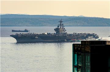 Američki nosač aviona USS George H.W. Bush uplovio pred splitsku luku