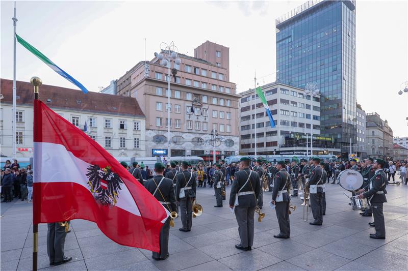 Croatian and Austrian army orchestras give concert in Zagreb's main square