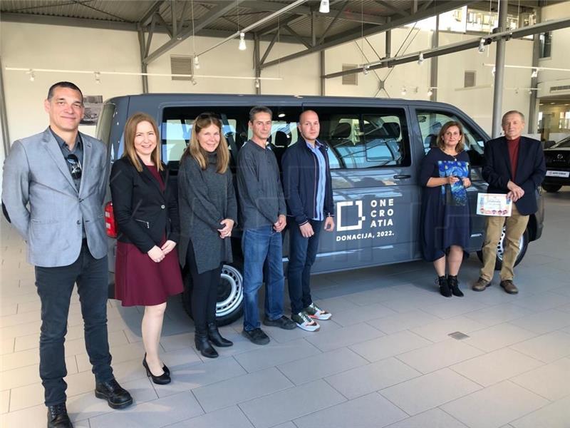 Correcting news item headlined: "Croatian Americans donate minibus to...