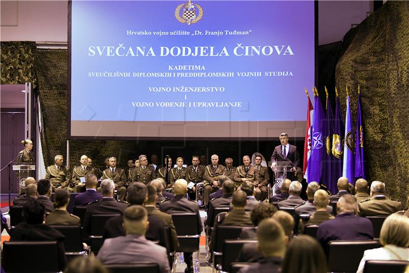 President presents First Officer's ranks to Croatian Military Academy cadets