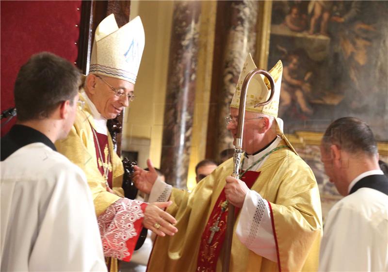 Riječki nadbiskup Uzinić simbolično preuzeo službu i biskupski štap