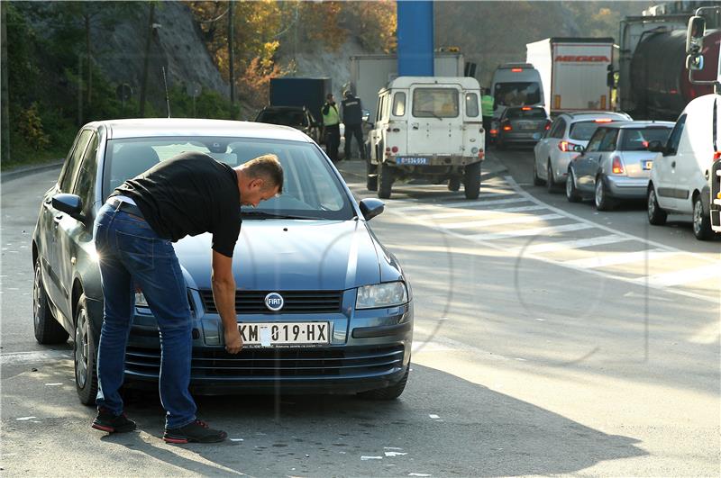 Srbi sa sjevera napustili kosovske institucije zbog registracija 