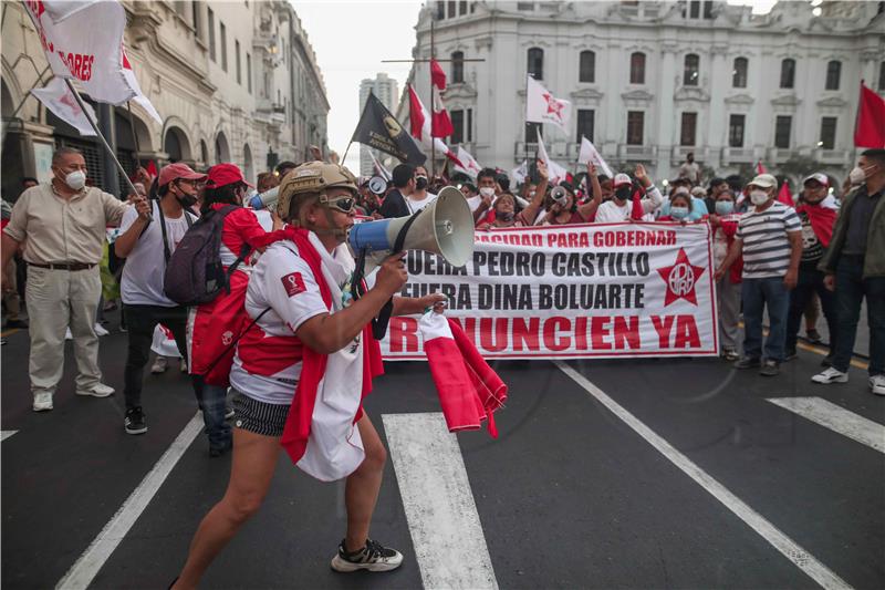 Tisuće ljudi na ulicama Perua tražilo ostavku predsjednika Castilla