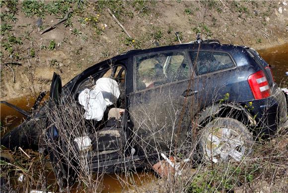 Pijan sletio u kanal i traktorom izvukao auto pa ga zatekla policija 