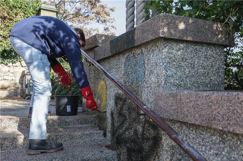 Početak uklanjanja grafita na Zakmardijevim stubama