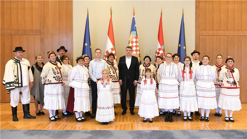 Milanović primio članove folklornog društva "Sesvečice"