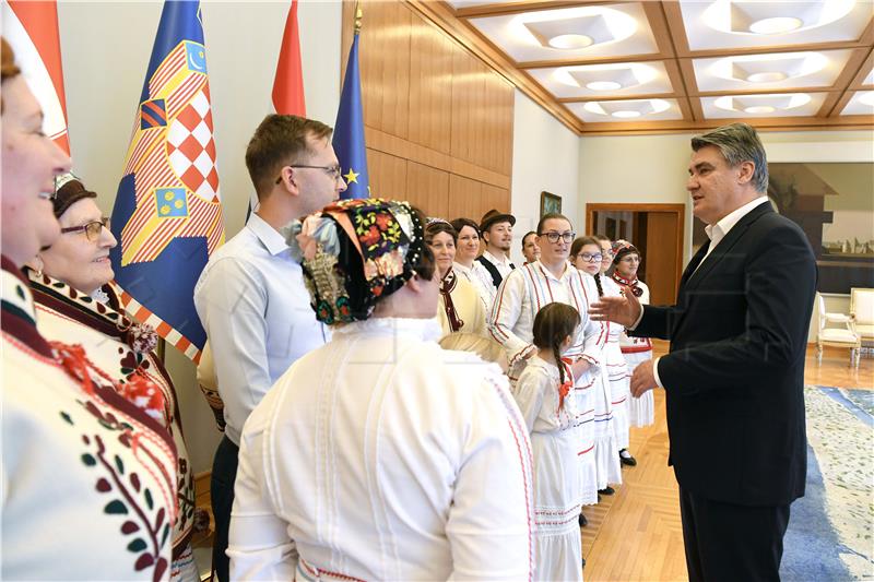 Milanović primio članove folklornog društva "Sesvečice"