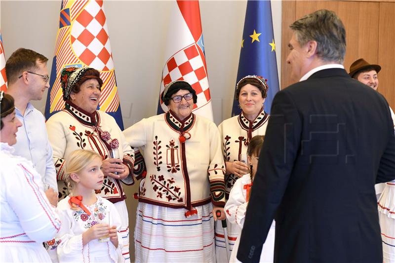 Milanović primio članove folklornog društva "Sesvečice"