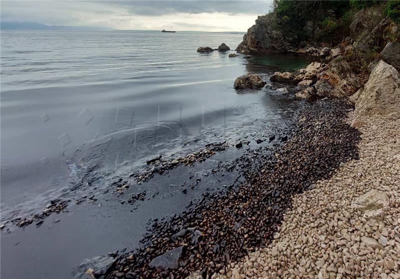 Uklanja se površinsko onečišćenje mora kod Urinja