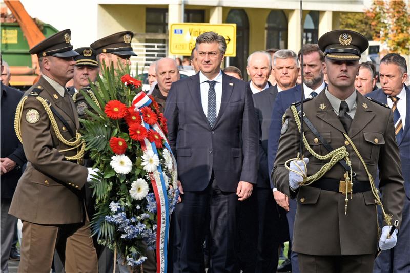 Plenković položio vijenac kod Spomen obilježja braniteljima županjske Posavine