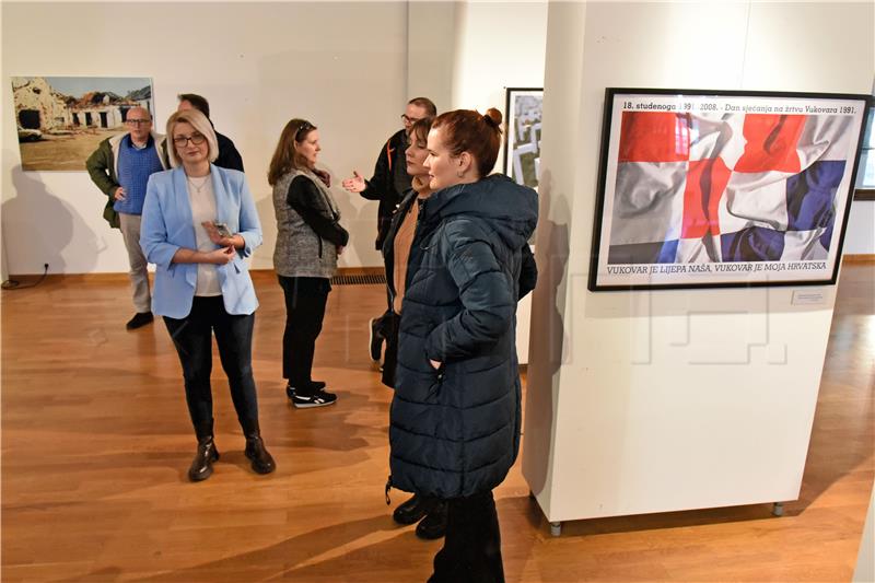 U Dvorcu Eltz otvorena izložba "Sjećate li se Vukovara 1991."