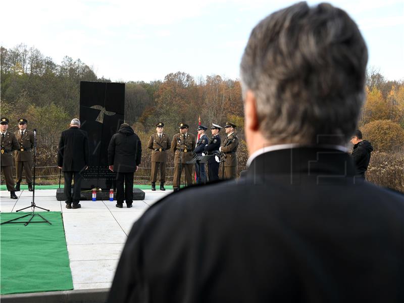 Milanović na otkrivanju spomenika podignutog u spomen na pogubljene Bošnjake 1992.g.