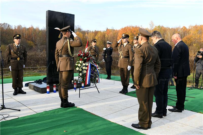 Milanović na otkrivanju spomenika podignutog u spomen na pogubljene Bošnjake 1992.g.