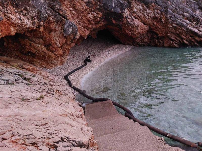 S plaža u Lovranu očišćene masne mrlje