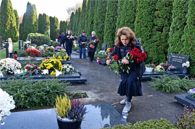 Vukovar: Na grobove na Memorijalnom groblju položene ruže i upaljene svijeće