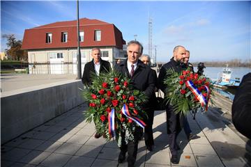 Vukovar: Predstavnici srpskih organizacija položili vijence u Dunav