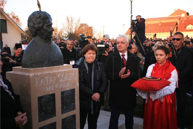 Vukovar: Svečano otkrivanje spomenika Kati Šoljić i njezinim poginulim sinovima