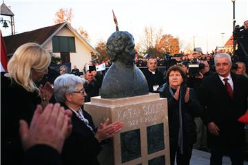 Vukovar: Svečano otkrivanje spomenika Kati Šoljić i njezinim poginulim sinovima