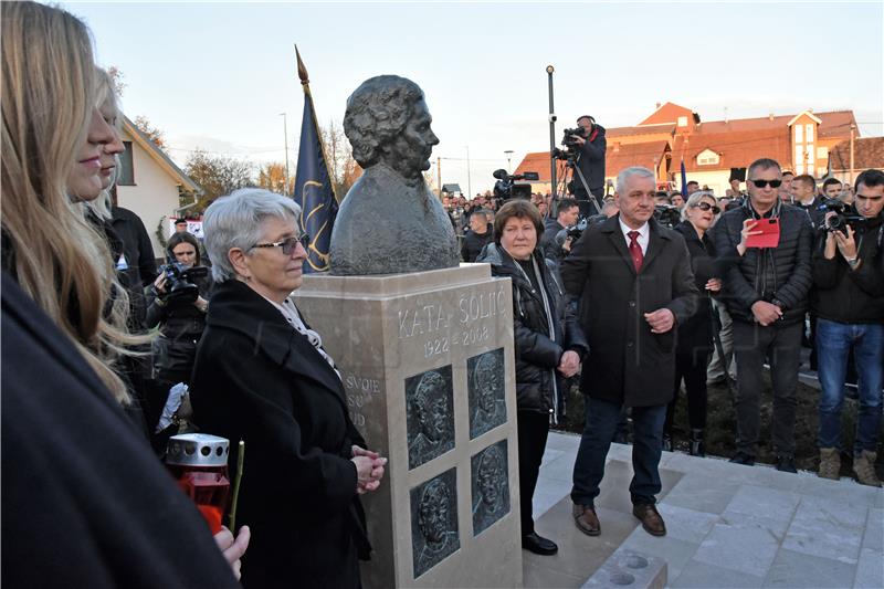 Vukovar: Otkriven spomenik Kati Šoljić i sinovima